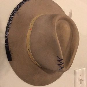 Hampton Medicine Hat! In perfect shape.